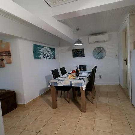 Totally Private 2-Bedroom Apartment & Private Solar Heated Pool Wifi, Ac